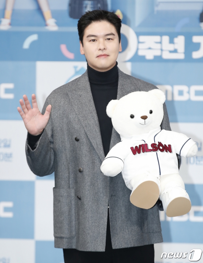 (서울=뉴스1) 권현진 기자 = 배우 이장우가 4일 오후 서울 상암동 MBC 골든마우스홀에서 열린 예능프로그램 &#039;나 혼자 산다&#039; 10주년 기념간담회에서 포즈를 취하고 있다. 2023.12.4/뉴스1  Copyright (C) 뉴스1. All rights reserved. 무단 전재 및 재배포,  AI학습 이용 금지.