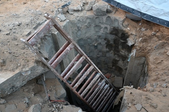 지난달 22일(현지시간) 이스라엘이 가자지구 북부 가자시티의 알시파 병원 단지 내에 하마스 무장세력이 파놓은 땅굴 입구라고 밝힌 곳에 사다리가 높여 있다./AFPBBNews=뉴스1
