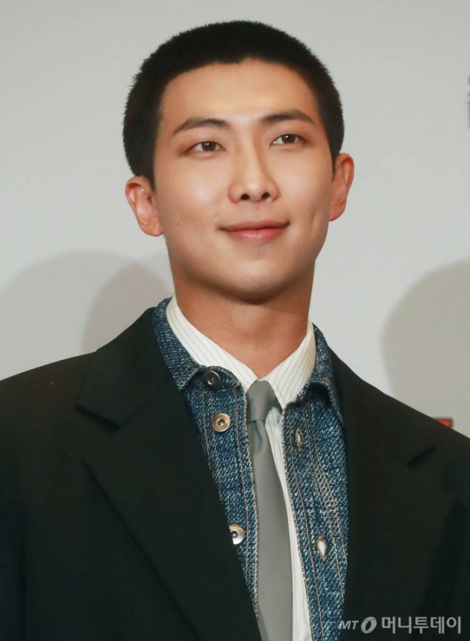 방탄소년단 RM이 24일 오후 서울 포시즌스호텔에서 진행된 제18회 유방암 인식 향상 캠페인 &#039;W Korea&#039;에 참석해 포즈를 취하고 있다. /2023.11.24 /사진=이동훈