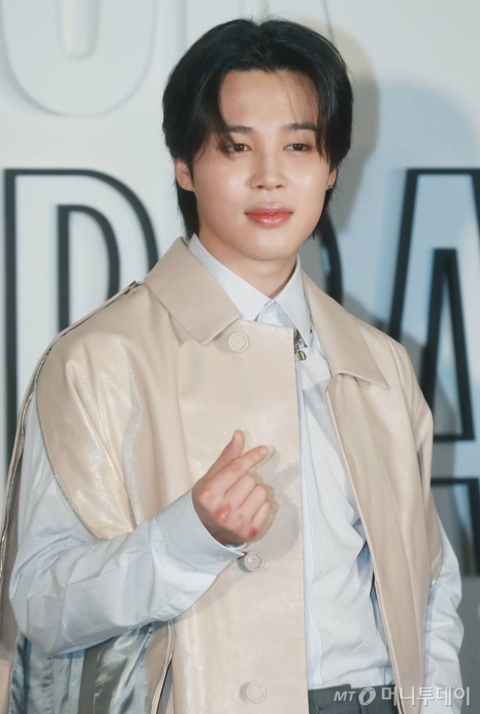 방탄소년단(BTS) 지민이 1일 오후 서울 성동구 디올(DIOR) 성수 스토어에서 진행된 &#039;LADY DIOR CELEBRATION&#039; 전시회 포토콜에 참석해 포즈를 취하고 있다. /2023.09.01 /사진=이동훈