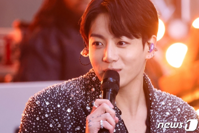 (뉴욕 로이터=뉴스1) 정지윤 기자 = BTS 정국이 8일(현지시간) 미국 NBC의 대표적인 모닝쇼인 &#039;투데이 쇼&#039;에 출연해 록펠러센터에서 공연을 하고 있다. 2023.11.09  ⓒ 로이터=뉴스1  Copyright (C) 뉴스1. All rights reserved. 무단 전재 및 재배포,  AI학습 이용 금지.