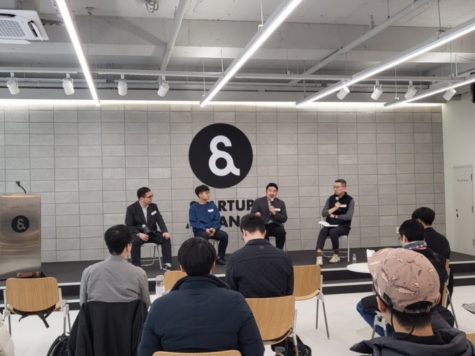 (왼쪽부터) 김태훈 딥핑소스 대표, 이태양 베이스인베스트먼트 그로쓰파트너, 황성재 엑스와이지 대표,  노정석 비팩토리 대표가 5일 서울 강남구 스타트업얼라이언스&amp;스페이스에서 열린 트렌드 세미나에 참석했다./사진=남미래 기자 future@