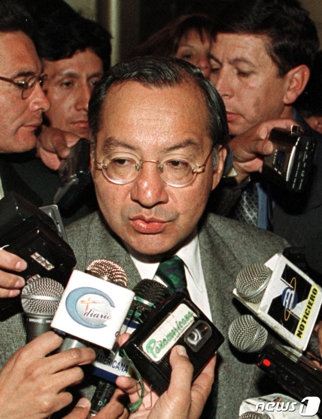 4일(현지시간) 빅토르 마누엘 로차 전 볼리비아 주재 미국 대사가 40년 넘게 쿠바 정부 비밀 요원으로 활동한 혐의로 기소됐다. 사진은 2001년 볼리비아서 대사 재직 당시 로차의 모습. 2001.07.11/ ⓒ AFP=뉴스1 ⓒ News1 박재하 기자 