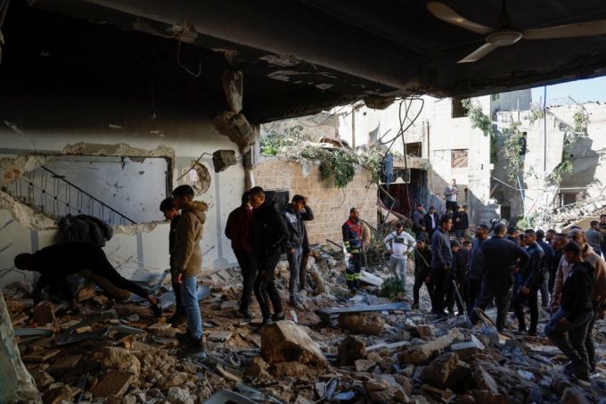 11월 29일(현지시간) 요르단강 서안지구의 팔레스타인 주민들이 이스라엘의 공격을 받은 건물을 살피고 있다. /로이터=뉴스1