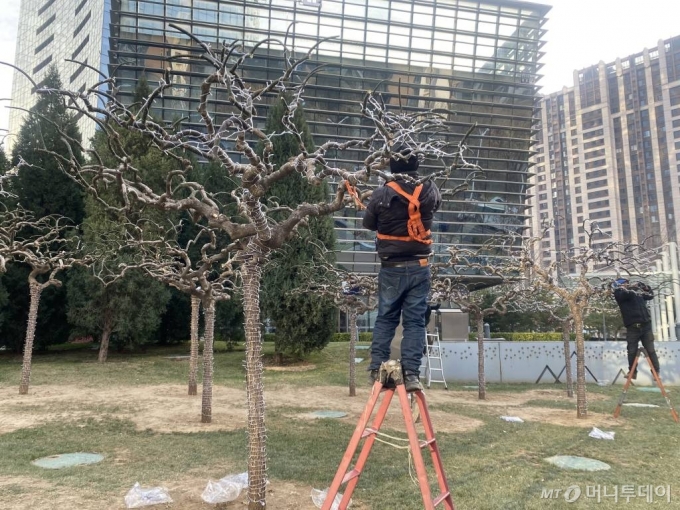 중국 베이징 소재 한 한국기업 중국법인 본사 사옥 앞 정원에 직원들이 연말 조명장식을 설치하고 있다. /사진=우경희 기자