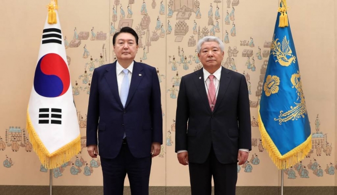 윤석열 대통령이 3일 오전 서울 용산 대통령실 청사에서 김홍일 국민권익위원회 위원장에게 임명장을 수여한 뒤 기념촬영하고 있다. 2023.07.03.