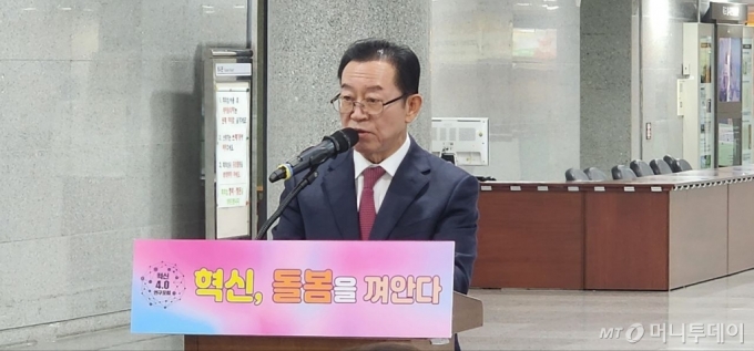 국회 혁신 4.0 연구포럼 공동대표를 맡고 있는 이종배 국민의힘 의원이 6일 서울 여의도 의원회관 2층 로비에서 개최한 '혁신, 돌봄을 껴안다' 돌봄 로봇전시회에서 환영사를 하고 있다./사진=민동훈 기자 