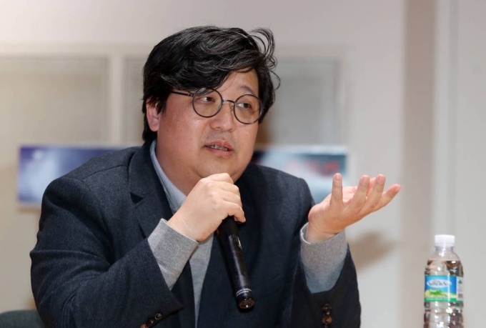 정덕영 클릭트 대표가 6일 서울 중구 페럼타워에서 열린 &#039;2023 메타버스 이노베이션 대상&amp;컨퍼런스&#039;에서 대담을 하고 있다. /사진=김휘선 기자