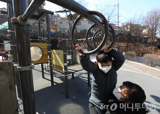 서울 성북구 삼선공원 놀이터에서 형제가 어머니와 함께 놀이기구를 타며 즐거운 시간을 보내고 있다. /사진=뉴스1