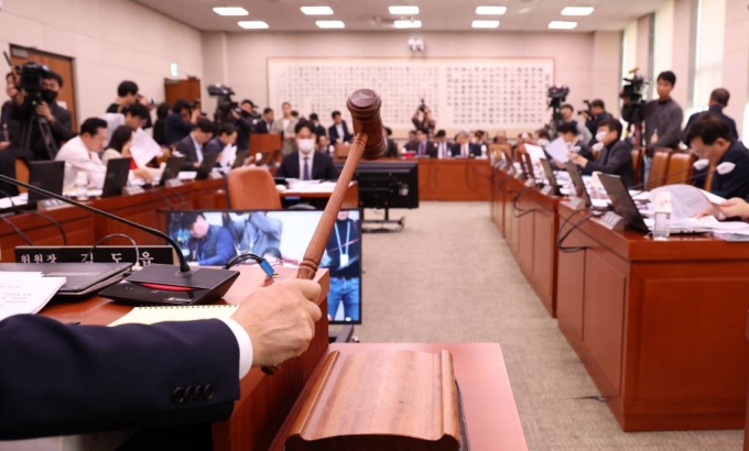 김도읍 법사위원장이 7일 오후 서울 여의도 국회에서 열린 법제사법위원회 전체회의에서 의사봉을 두드리고 있다. 2023.12.07. /사진=뉴시스