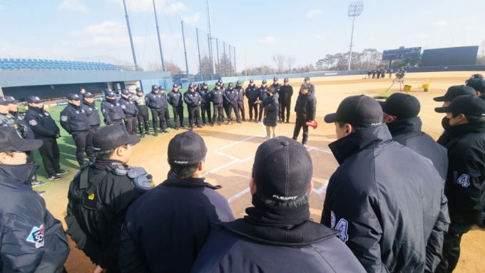 7일 훈련에 임하고 있는 KBO 심판위원들. /사진=김우종 기자