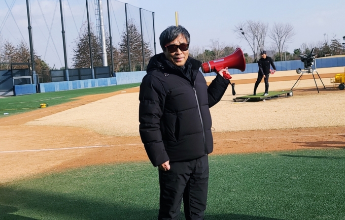 허운 KBO 심판위원장이 7일 경기도 이천 베어스파크에서 메가폰을 잡은 채 현장을 진두지휘하고 있다. /사진=김우종 기자 