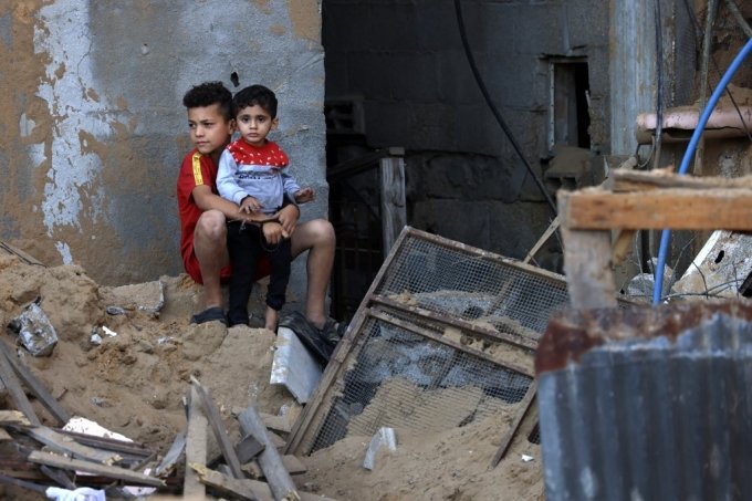 10월15일(현지시간) 이스라엘 공습으로 엉망이 된 가자지구 남부 라파 난민캠프에서 팔레스타인 아이들의 모습/AFPBBNews=뉴스1