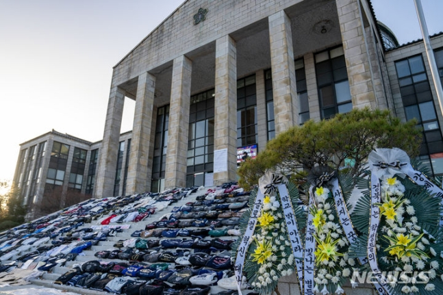 지난 7일 대구 북구 경북대 본관 계단 앞에 '경북대-금오공대 통합'을 반대하는 경북대 학생들이 벗어둔 학과 점퍼가 놓여 있다./사진=뉴시스