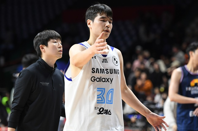 서울 SK 유니폼을 입는 박민우. /사진=KBL 