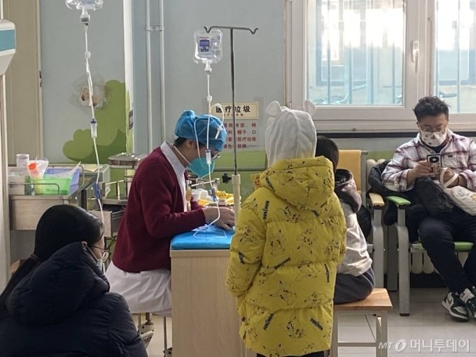 5일 방문한 중국 베이징 시내 한 종합병원. 소아과 병동에서 간호사가 어린이 환자에게 수액주사를 놓고 있다. /사진=우경희 특파원