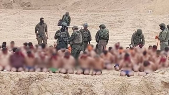 이스라엘군(IDF)이 속옷 차림의 팔레스타인 포로들을 대하는 영상이 SNS(소셜미디어네트워크)에서 퍼지면서 포로들의 신원에 대한 논란이 나온다./사진=뉴시스