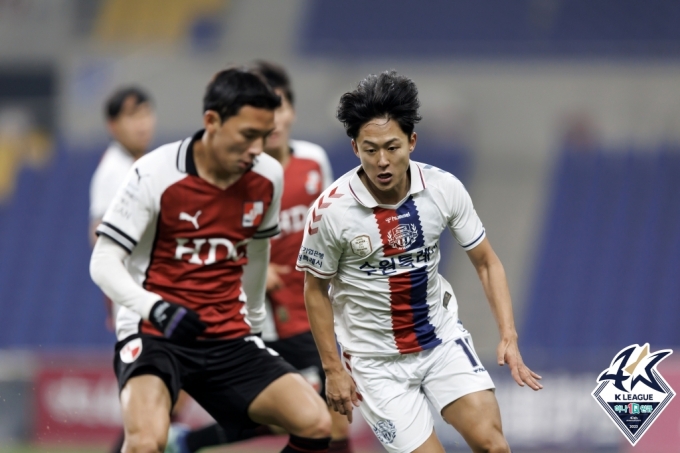 수원FC의 이승우(오른쪽). /사진제공=한국프로축구연맹