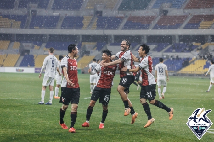 득점 후 기뻐하는 부산 선수들. /사진제공=한국프로축구연맹