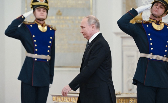  8일(현지시간) 크렘린궁에서 열린 조국 영웅의 날 행사에서 블라디미르 푸틴 러시아 대통령이 우크라이나 참전 군인들에게 훈장을 수여하기 위해 이동하고 있다./AFPBBNews=뉴스1