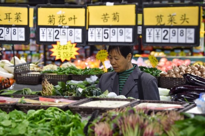 9일(현지시간) 중국 난징에서 한 여성이 슈퍼마켓에서 물건을 고르고 있다./AFPBBNews=뉴스1