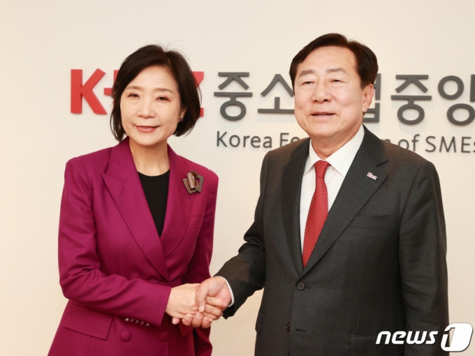 (서울=뉴스1) = 오영주 중소벤처기업부 장관 후보자(왼쪽)가 11일 서울 여의도 중소기업중앙회를 방문, 김기문 중소기업중앙회장과 악수하고 있다. (중소벤처기업부 제공) 2023.12.11/뉴스1 Copyright (C) 뉴스1. All rights reserved. 무단 전재 및 재배포, AI학습 이용 금지.
