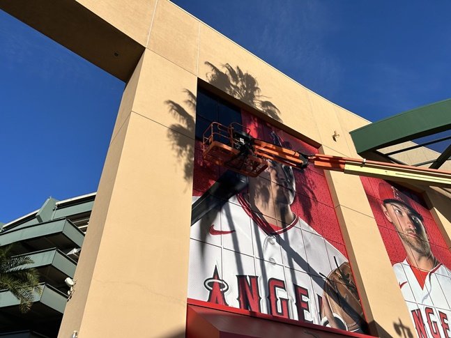 LA 에인절스의 홈구장인 에인절스타디움에 걸린 오타니 쇼헤이의 사진이 내려가고 있다. /사진=샘 블룸 기자 SNS