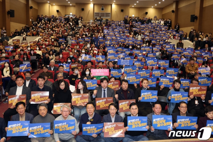 (서울=뉴스1) 황기선 기자 = 더불어민주당 조응천(앞줄 왼쪽 세번째부터), 윤영찬, 이원욱, 김종민 의원이 10일 오후 서울 여의도 국회에서 열린 '원칙과 상식' 네 번째 민심소통 '국민과 함께 토크쇼'에서 손팻말을 들고 구호를 외치고 있다.   '원칙과 상식'은 더불어민주당 내 비이재명계(비명·혁신계) 모임이다. 2023.12.10/뉴스1  Copyright (C) 뉴스1. All rights reserved. 무단 전재 및 재배포,  AI학습 이용 금지.