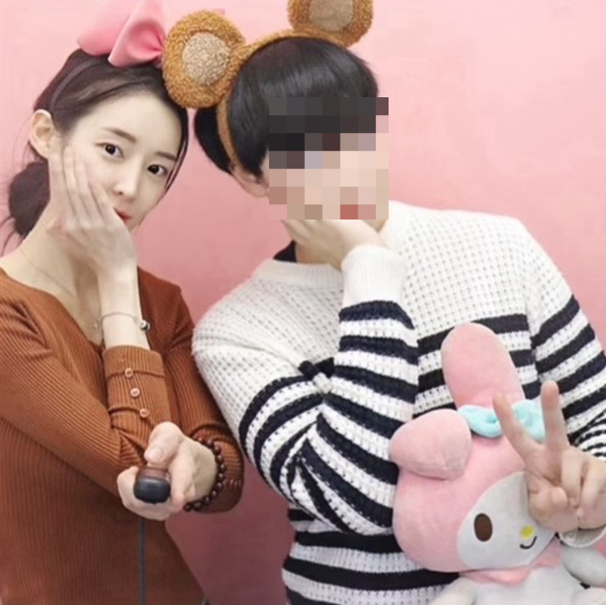 그룹 티아라 출신 아름(왼쪽)이 공개한 현 남자친구와의 커플 사진./사진=아름 인스타그램