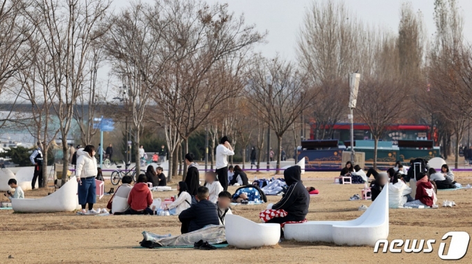 낮 기온이 20도까지 오르는 등 포근한 날씨가 이어진 지난 10일 서울 여의도 한강공원을 찾은 시민들이 돗자리를 펴고 나들이를 즐기고 있다./사진=뉴스1