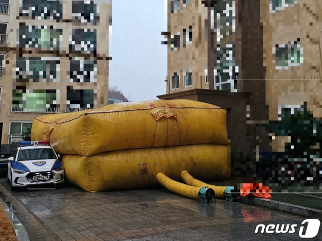 11일 오후 5시20분 기준 경남 사천시의 한 아파트에서 20대 남성이 30대 여성을 붙잡고 경찰과 대치하고 있다. 추락에 대비해 설치한 에어매트. /사진=뉴스1