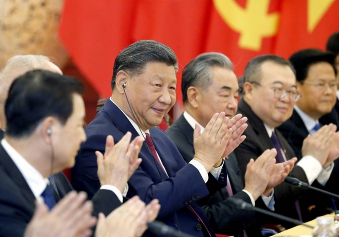 [하노이=AP/뉴시스] 베트남을 국빈 방문한 시진핑 중국 국가주석이 12일(현지시각) 하노이에서 응우옌 푸 쫑 베트남 공산당 서기장과 회담하면서 박수하고 있다. 2023.12.12.