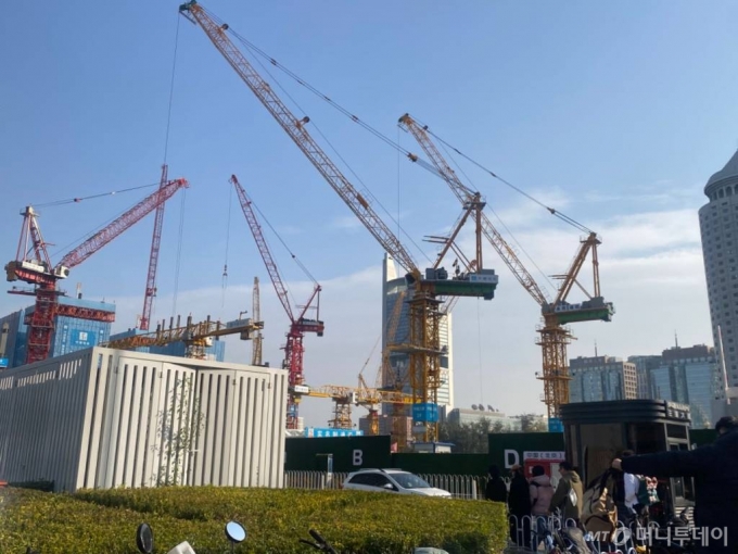 중국 베이징 최고 중심가인 궈마오 인근에서 대형 오피스 빌딩을 신축하는 공사가 진행되고 있다. 타워크레인들이 바삐 자재를 옮기는 모습. /사진=우경희 기자 