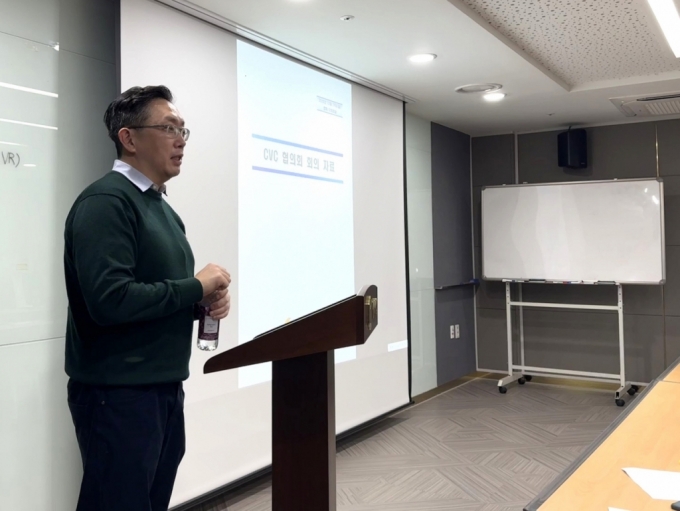 CVC 협의회 회의에서 허준녕 회장이 인사말을 하고 있다/사진=한국벤처캐피탈협