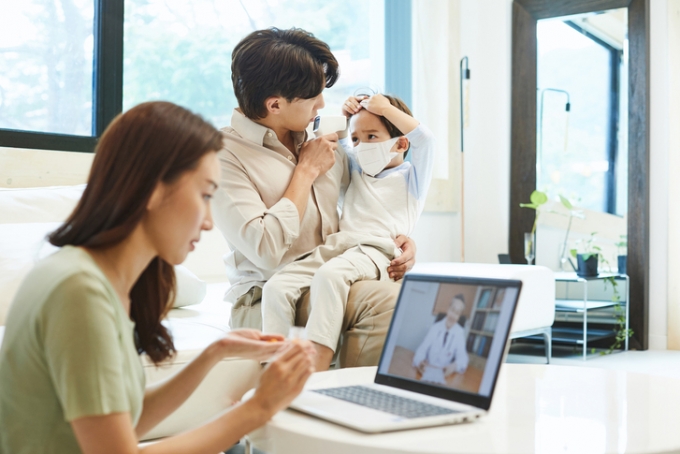 내일부터 휴일·야간에 초진 '비대면 진료'… 법제화도 급물살 탄다