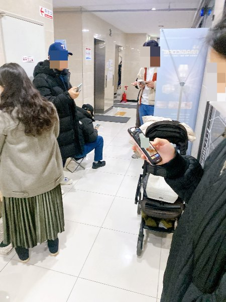 주로 아빠들이 와서 새벽 대기줄을 서고, 엄마, 아이와 바통 터치를 해서 진료를 보게 하는 경우가 많았다. 새벽부터 줄을 서는 동탄의 동네 소아청소년과 병원./사진=남형도 기자