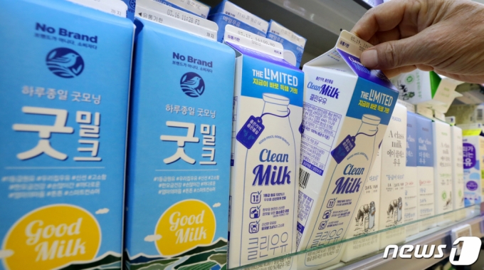 서울의 한 대형마트 유제품 코너에서 시민이 우유를 구매하고 있다.  