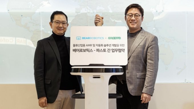 홍종욱(왼쪽) 파스토 대표와 하정우 베어로보틱스 대표가 서울시 성동구 베어로보틱스코리아 사무실에서 자동화 솔루션 개발 및 자율주행 로봇사업 협력을 위한 양해각서를 체결했다. /사진제공=파스토