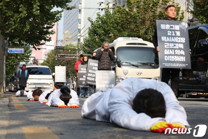 서울 영등포구 한강성심병원 앞에 마련된 고 B씨 분향소. 택시 완전월급제 도입을 촉구하며 오체투지 행진을 하고 있다. /사진=뉴스1