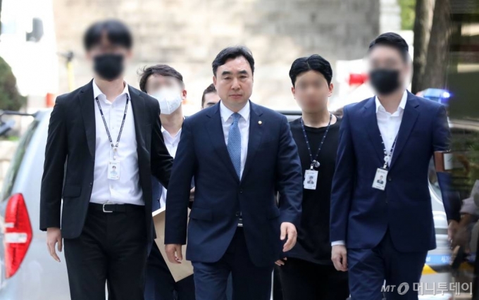 2021년 더불어민주당 전당대회 돈 봉투 살포 의혹에 관여한 혐의로 구속영장이 청구됐던 윤관석 무소속 의원이 지난 8월4일 구속 전 피의자심문(영장실질심사) 당시 서울중앙지법에 출석하고 있다. /사진=뉴시스