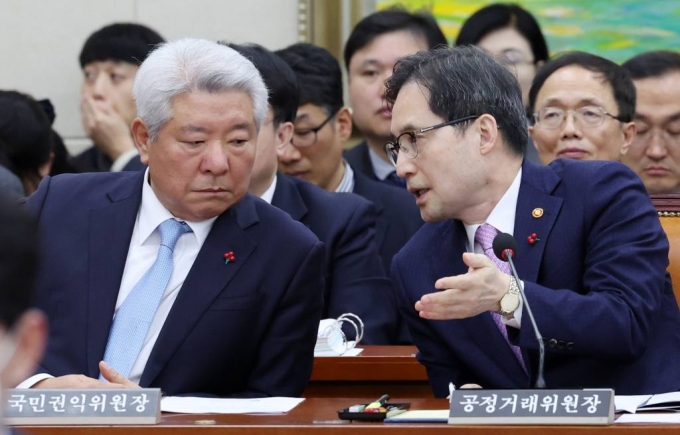 [서울=뉴시스] 이영환 기자 = 김홍일(왼쪽) 국민권익위원장과 한기정 공정거래위원장이 14일 오전 서울 여의도 국회에서 열린 정무위원회 전체회의에서 대화를 하고 있다. 2023.12.14.