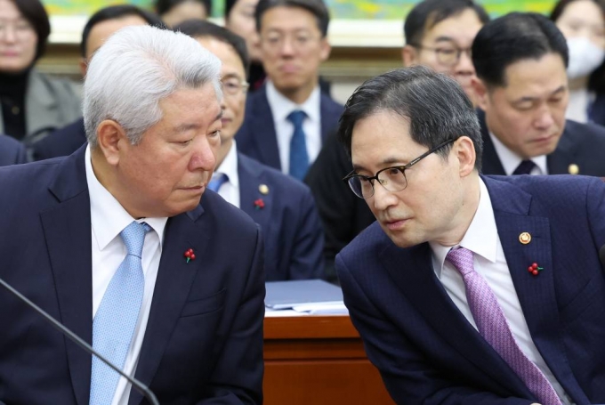 [서울=뉴시스] 이영환 기자 = 김홍일(왼쪽) 국민권익위원장과 한기정 공정거래위원장이 14일 오전 서울 여의도 국회에서 열린 정무위원회 전체회의에서 대화를 하고 있다. 2023.12.14.