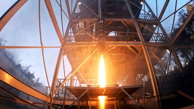 국내 우주발사체 기업 이노스페이스가 자체 개발한 로켓 기술로 &#039;수직이착륙&#039; 시험에 나선 모습. / 사진=이노스페이스
