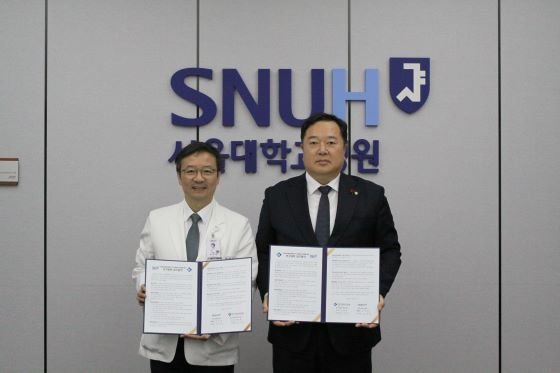 (왼쪽부터)서울대병원 김영태 병원장, 생명연 김장성 원장/사진=생명연 