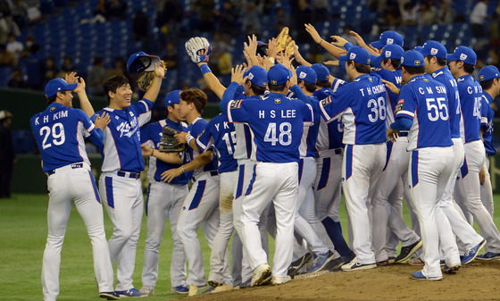 ѱ ߱ ǥ 2015 ߱Ʈ(WBSC) ̾12  ̱ 8-0     ȯȣϰ ִ. /=1