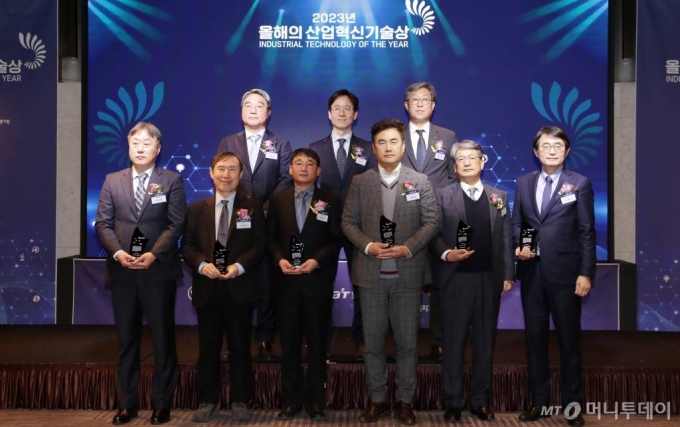 21일 서울 서초구 엘타워에서 진행된 '2023년 올해의 산업혁신기술상' 시상식에서 수상자 및 시상자들이 기념촬영을 하고 있다. (뒷줄 왼쪽부터 시계방향) 서용원 한국산업기술기획평가원 부원장, 김병규 한국산업기술진흥원 본부장, 이성주 한국에너지기술평가원 본부장, 신용우 도프 대표이사, 우종인 비에이치아이 대표이사, 이종희 에코전력 대표이사, 이춘무 트리엔 대표이사, 이영철 에너진 부사장, 신도훈 대한항공 부장. /사진=김휘선