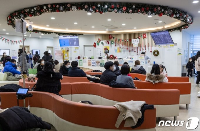 지난 19일 서울의 한 소아과가 진료 대기를 앞둔 환자들로 붐비고 있다. /사진= 뉴스1