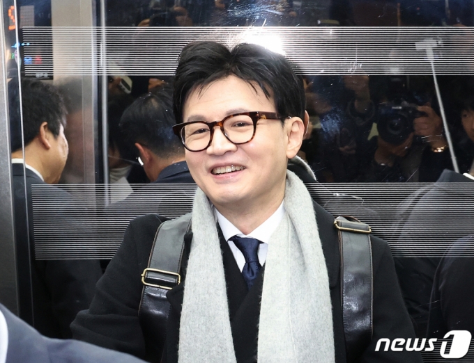 (서울=뉴스1) 송원영 기자 = <BR>한동훈 법무부 장관이 20일 서울 여의도 국회에서 예산결산특별위원회 전체회의에 참석하기 위해 승강기를 타고 있다.<BR> 2023.12.20/뉴스1  Copyright (C) 뉴스1. All rights reserved. 무단 전재 및 재배포,<BR>  AI학습 이용 금지.