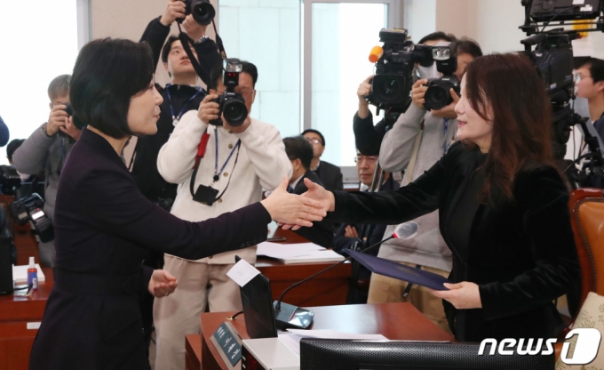 (서울=뉴스1) 임세영 기자 = 오영주 중소벤처기업부 장관 후보자가 21일 오전 서울 여의도 국회에서 열린 인사청문회에서 이재정 위원장에게 선서문을 전달하고 있다. 2023.12.21/뉴스1 Copyright (C) 뉴스1. All rights reserved. 무단 전재 및 재배포, AI학습 이용 금지.