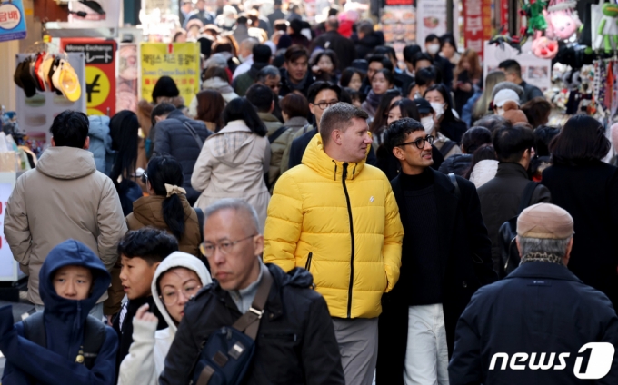 영하권 추위가 이어진 지난 11월12일 오전 서울 중구 명동거리를 찾은 관광객들이 두꺼운 외투를 입은 채 거리를 걷고 있다./사진=뉴스1 제공